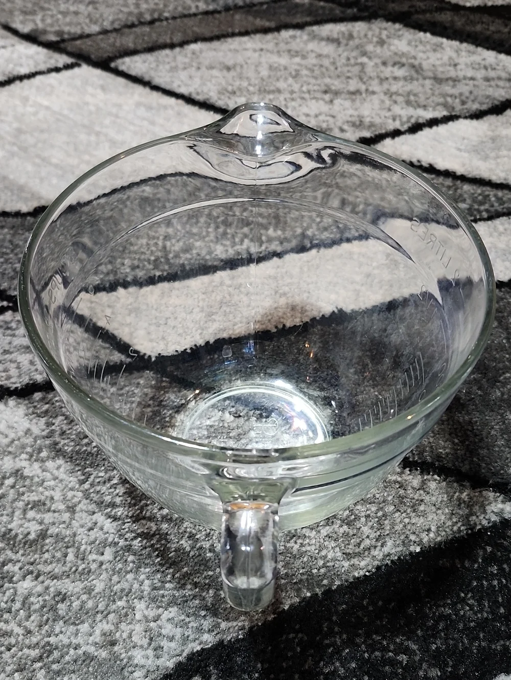 VINTAGE PAMPERED CHEF CLEAR HEAVY-DUTY 8 CUPS MIXING MEASURING BATTER BOWL